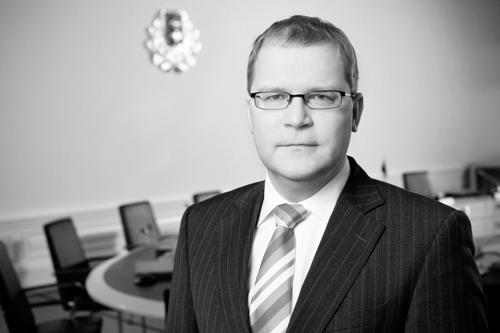 Milline au: Töövarjuna saab varjutada ka kõrgeid riigiametnikke. Pildil Urmas Paet.
