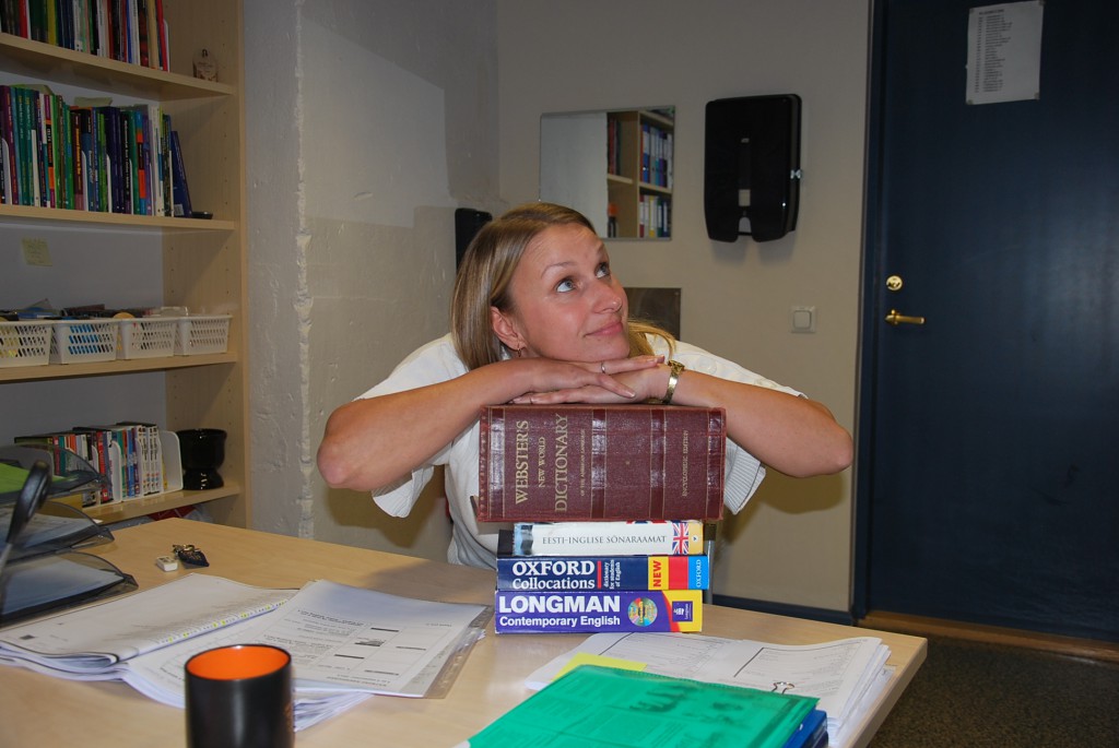 Huvitavad hobid: Peale kõige muu meeldib Helenile ka sõnaraamatuid lugeda. Foto: Mari-Liis Kullamaa. Huvitavad hobid: Peale kõige muu meeldib Helenile ka sõnaraamatuid lugeda. Foto: Mari-Liis Kullamaa.