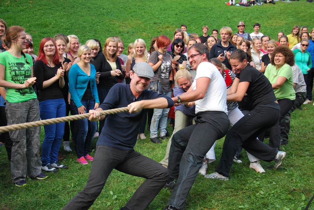 Sügispiknikul võisteldakse traditsiooniliselt köieveos. Foto: Mari-Liis Kullamaa. Sügispiknikul võisteldakse traditsiooniliselt köieveos. Foto: Mari-Liis Kullamaa.